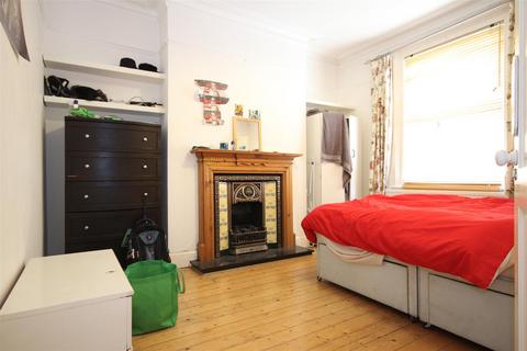 3 bedroom detached house to rent, Wells House Road, North Acton NW10 6ED
