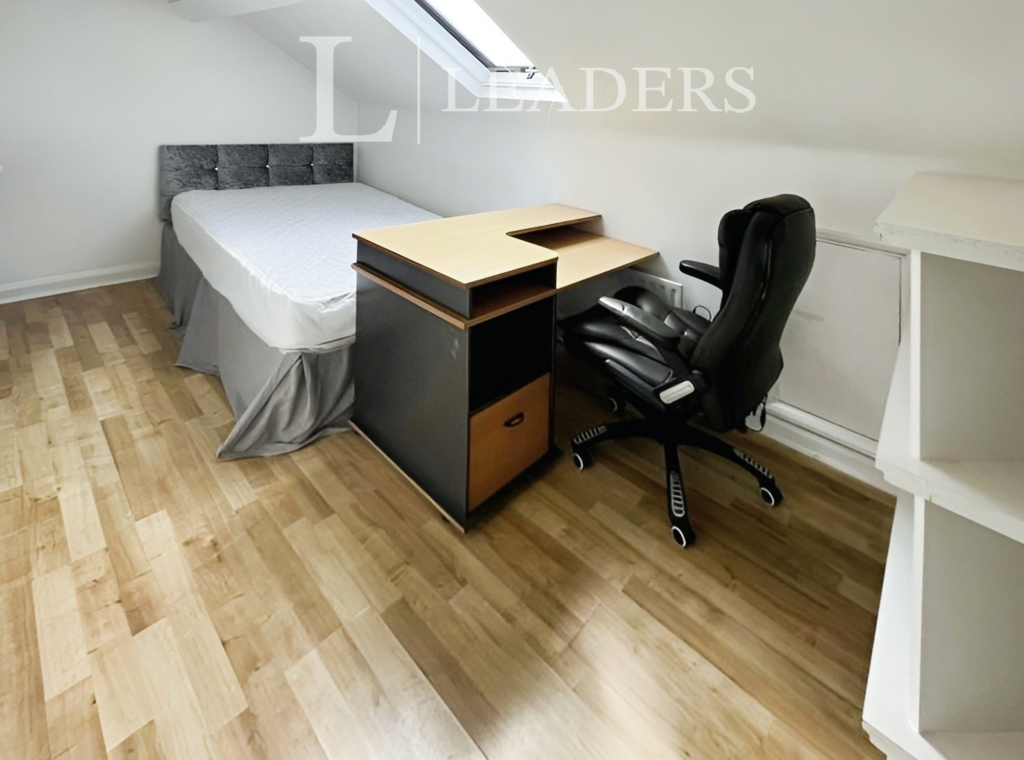 8d0e9f2d-Room 202