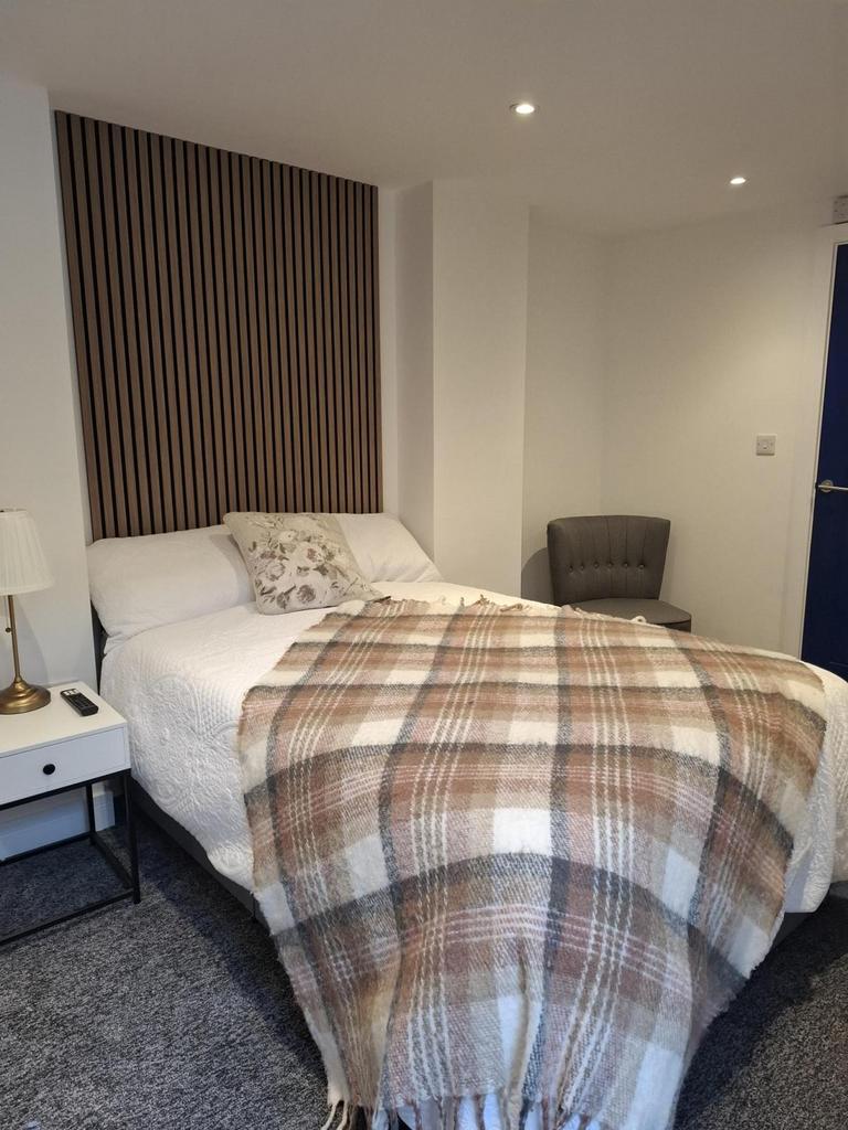 Room to let in newly refurbished HMO – Heneage