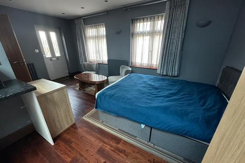 Studio to rent, Bengeworth Road, Harrow HA1