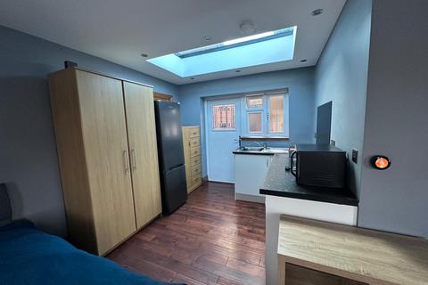 Studio to rent, Bengeworth Road, Harrow HA1