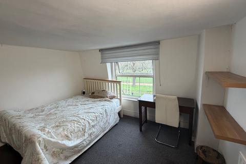 Studio to rent, Hampton Court Road, East Molesey, KT8