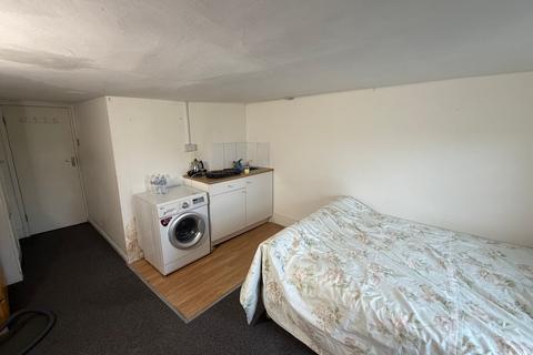 Studio to rent, Hampton Court Road, East Molesey, KT8