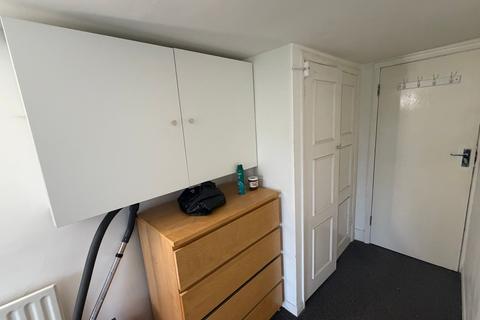 Studio to rent, Hampton Court Road, East Molesey, KT8