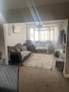 3 bedroom semi-detached house to rent, Colchester Road, Leicester LE5