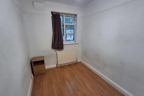 3 bedroom flat to rent, High Street, Wealdstone HA3
