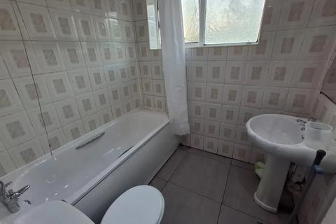 3 bedroom flat to rent, High Street, Wealdstone HA3