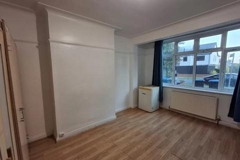 3 bedroom flat to rent, High Street, Wealdstone HA3