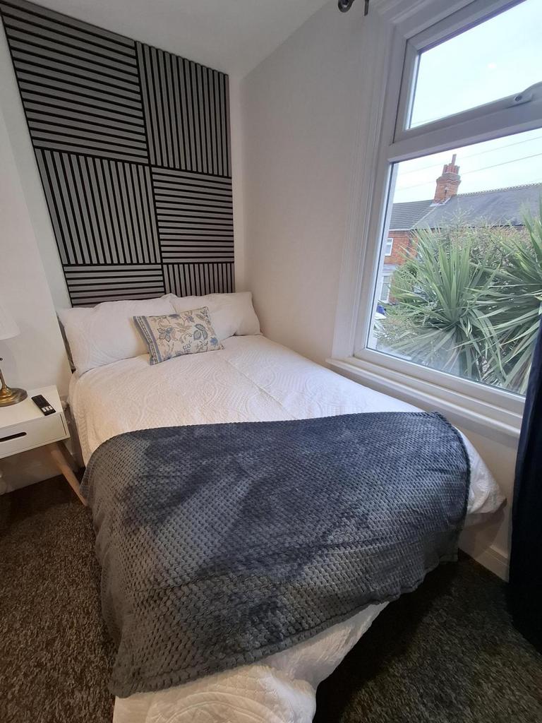 Room to let in newly refurbished HMO – Heneage