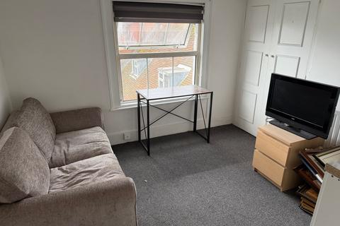Studio to rent, Hampton Court Road, East Molesey, KT8