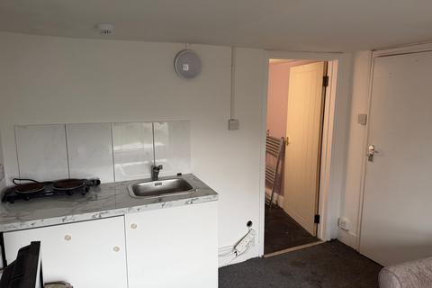 Studio to rent, Hampton Court Road, East Molesey, KT8