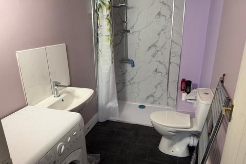 Studio to rent, Hampton Court Road, East Molesey, KT8