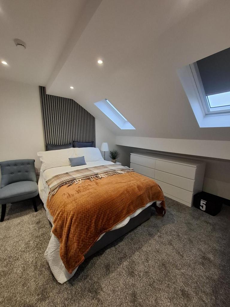 Room to let in newly refurbished HMO – Heneage
