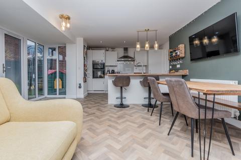 4 bedroom detached house for sale, Heathfield Lane, Birkenshaw, Bradford, West Yorkshire, BD11