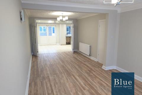 4 bedroom semi-detached house to rent, Avenue Crescent, Hounslow, TW5
