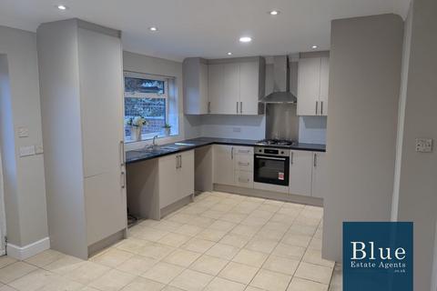 4 bedroom semi-detached house to rent, Avenue Crescent, Hounslow, TW5