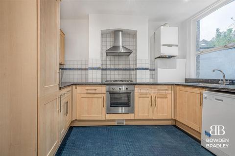 1 bedroom flat for sale, Chertsey Road, London, E11