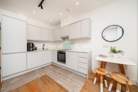 undefined, High Street, Brentford TW8