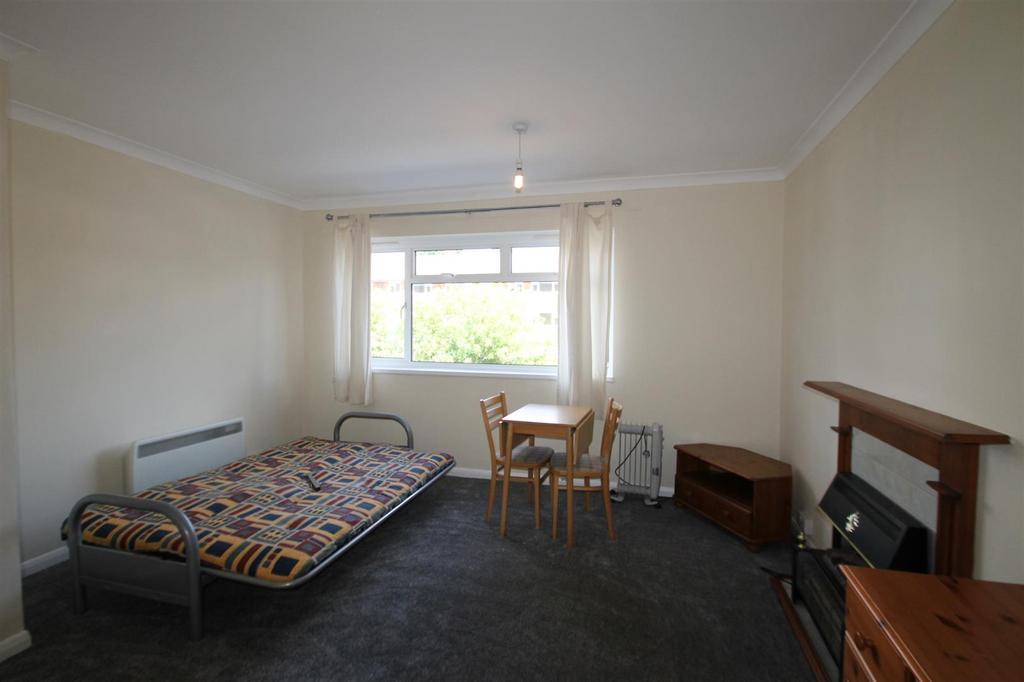 Reception Room/Bedroom: