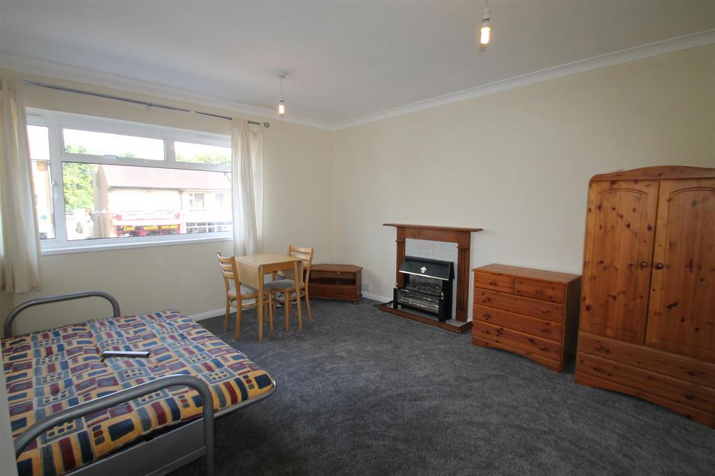Reception Room/Bedroom: