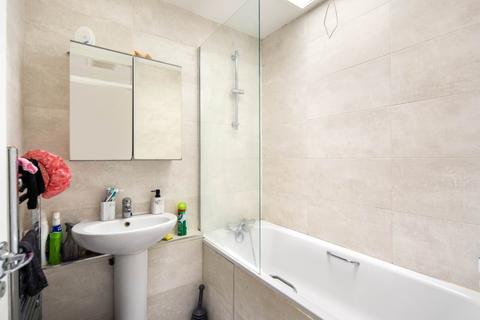 3 bedroom flat for sale, Knights Close, Homerton, London, E9