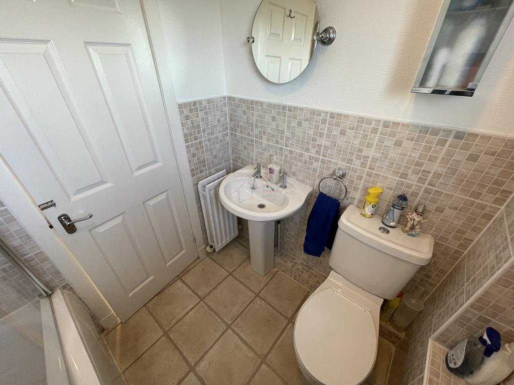 Bathroom b.JPG