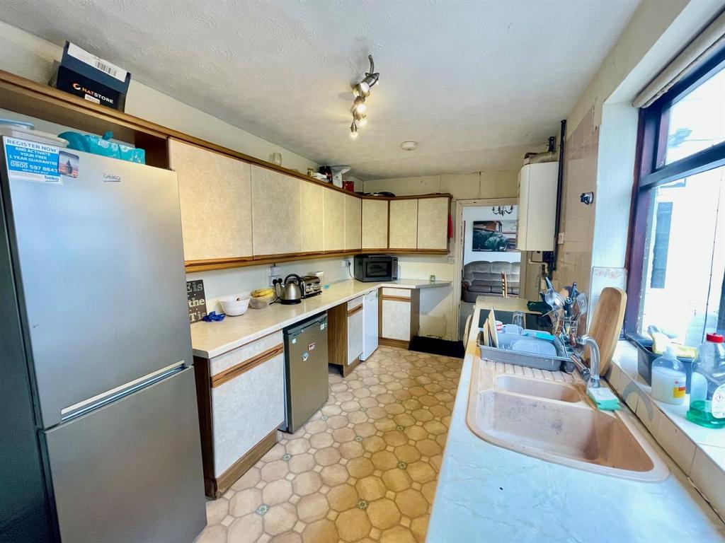 Kitchen 2.jpg