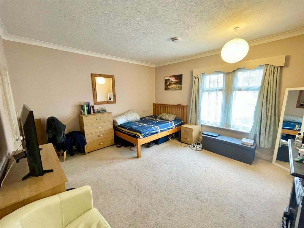 Bedroom 1.jpg