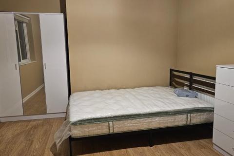 3 bedroom flat to rent, Hawthorn Avenue