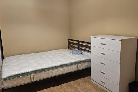 3 bedroom flat to rent, Hawthorn Avenue