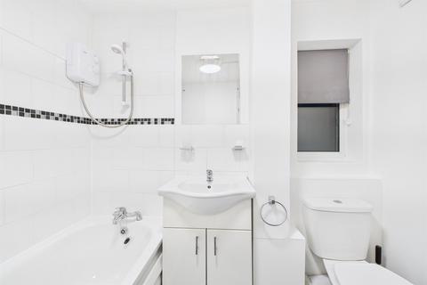 1 bedroom flat to rent, Rochester Court, Avenue Road, London, SE25