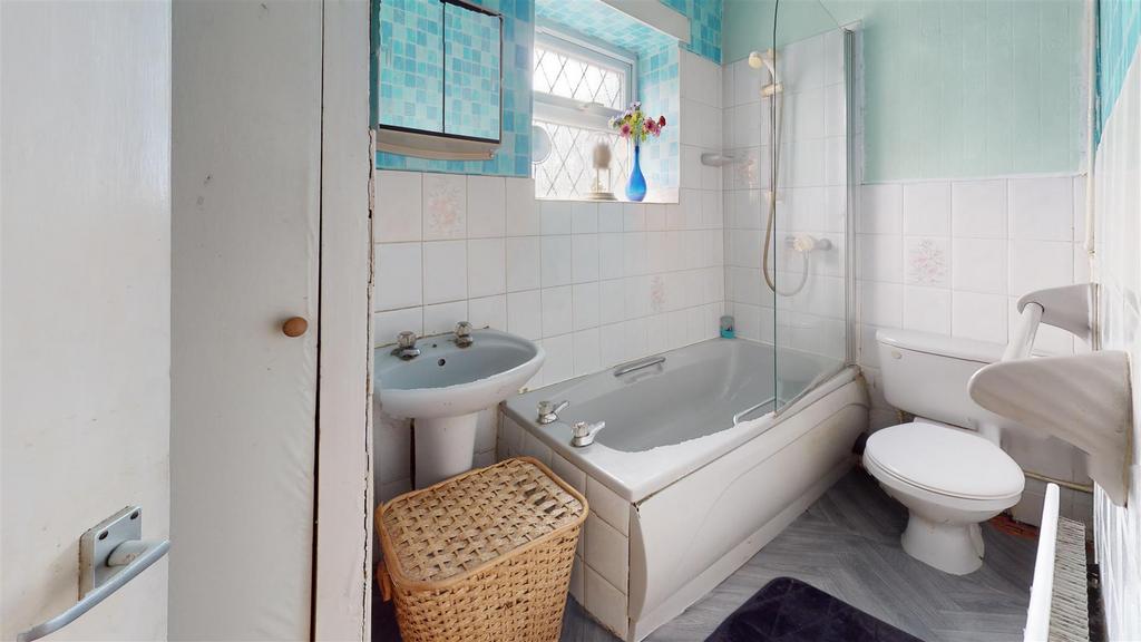 124 Cross-Green-Bathroom.jpg