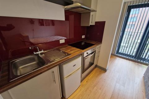 Studio to rent, Princess Way, Swansea