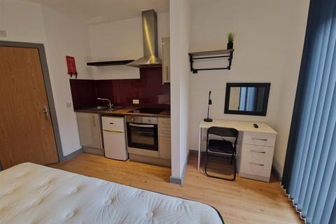 Studio to rent, Princess Way, Swansea