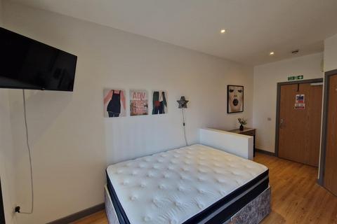 Studio to rent, Princess Way, Swansea