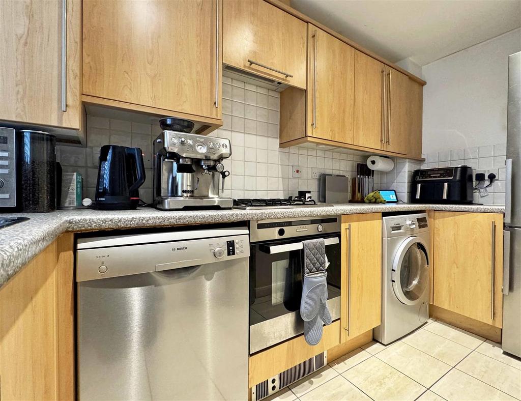 Kitchen b.jpg