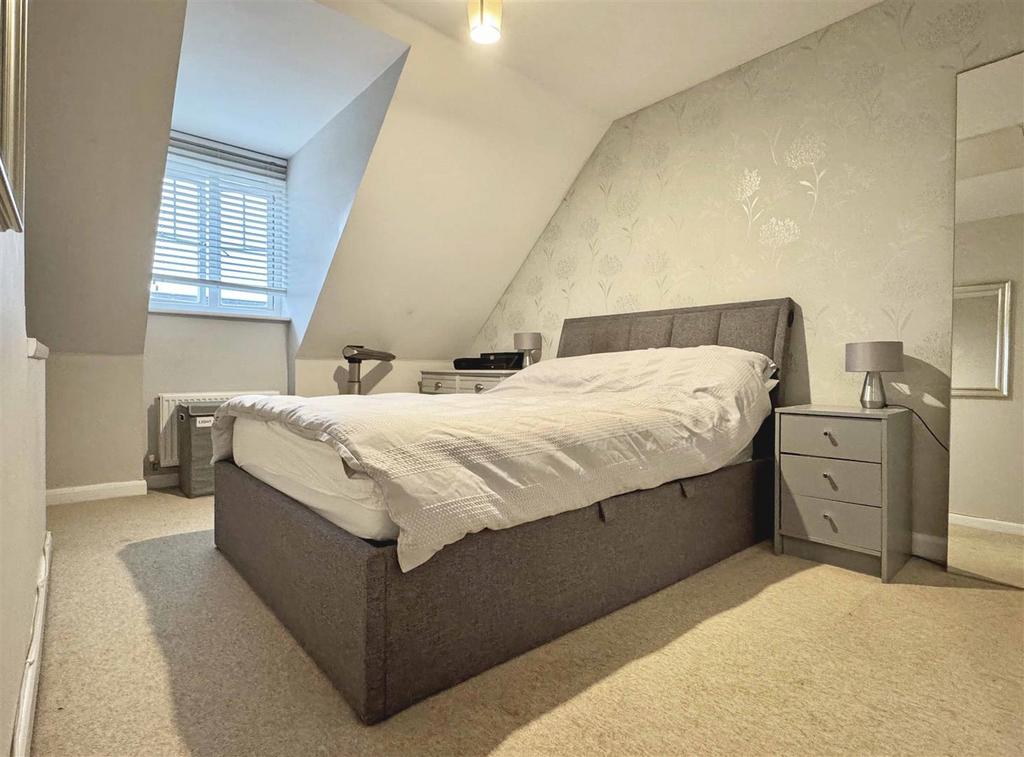 Master Bedroom b.jpg