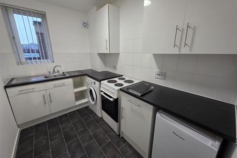 2 bedroom flat to rent, Minster Court, Liverpool L7