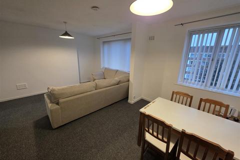 2 bedroom flat to rent, Minster Court, Liverpool L7