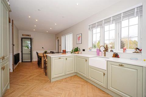 4 bedroom detached house for sale, Priory Avenue, Hastings