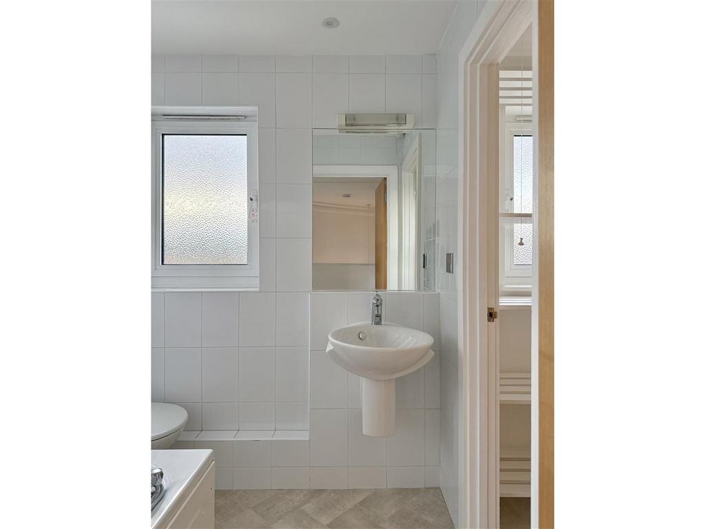 Bathroom/Walk-In Wardrobe