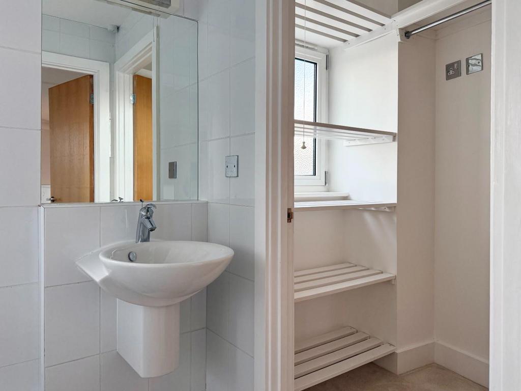 Bathroom/Walk-In Wardrobe