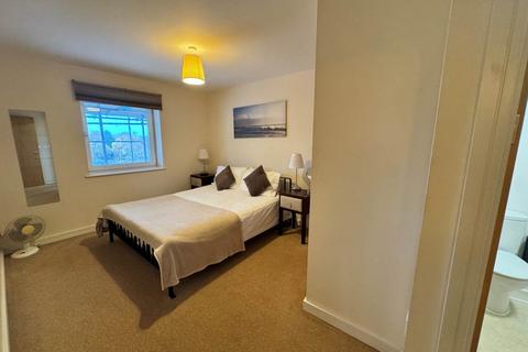 2 bedroom apartment to rent, Overstone Court, Cardiff Bay,