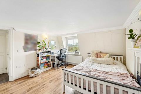 3 bedroom flat to rent, Clapham Road, London SW9