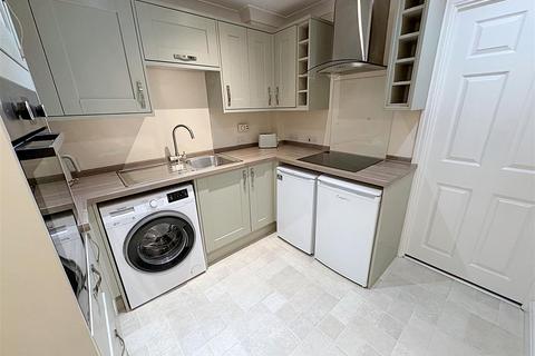 2 bedroom bungalow for sale, Kings Mews, Cleethorpes, N.E. Lincs, DN35 0PG
