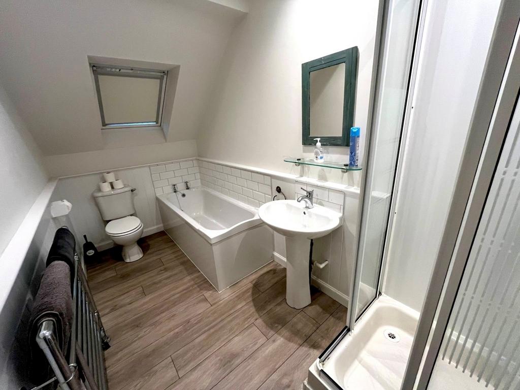 Upper bathroom 2