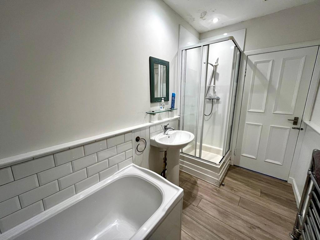 Upper bathroom 3