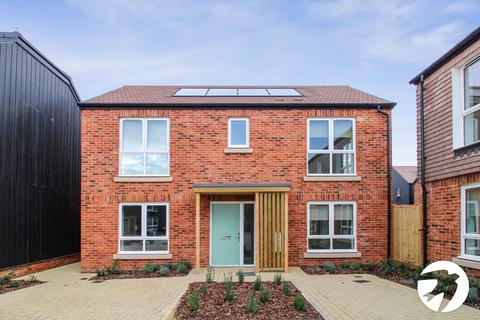 3 bedroom detached house to rent, Pelsey Close, Alkerden, Ebbsfleet Valley, Swanscombe, DA10