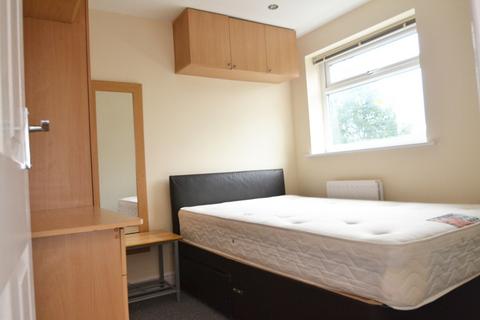 6 bedroom terraced house to rent, Chervil Close, Manchester M14