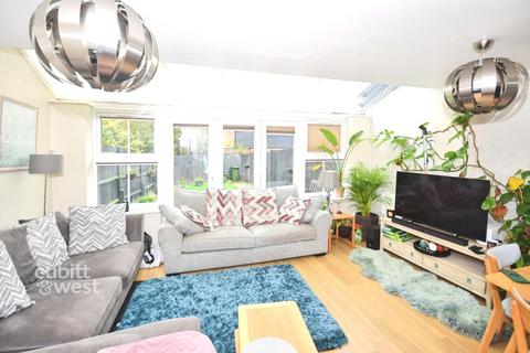 1 bedroom in a house share to rent, Brookfield Drive Smallfield RH6
